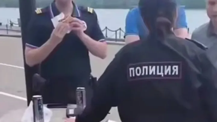 Оружие бросил. Что это за защитники? Бери – не хочу: Военный жёстко отчитал наряд за беспечность