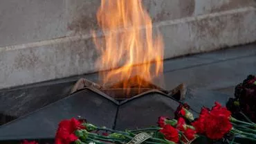 Агрессивная толпа не дала послу России возложить цветы на мемориале в Варшаве