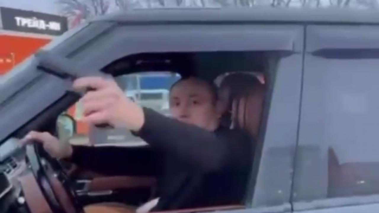 Сучка распоясалась полностью Сучка распоясалась полностью