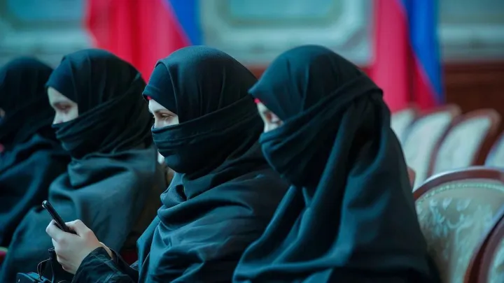 Бородачи и женщины в хиджабах устроили погром в ТРЦ. Перед этим набрали целые баулы