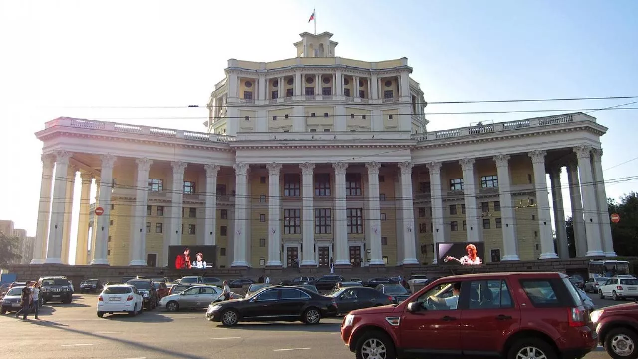 Перед театром. Достоевская театр Российской армии. Центральный Академический театр Российской армии директор. Театр Российской армии директор. 10 Лучших театров России.