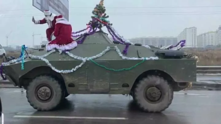 «Праздник приближается»: в Киеве заметили бронетранспортёр с Дедами Морозами