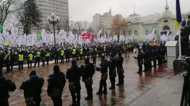 Протестующие под Радой призвали разворачивать палатки на майдане Незалежности