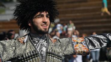 "Настоящие джигиты" наплевали на святую память. Устроить лезгинку на мемориале победы оказалось нормой