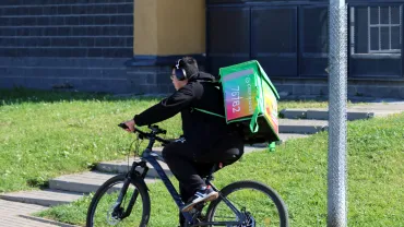 Приехали! Курьерам запретили доставлять "немусульманские" продукты. А может перестать таким заказывать?