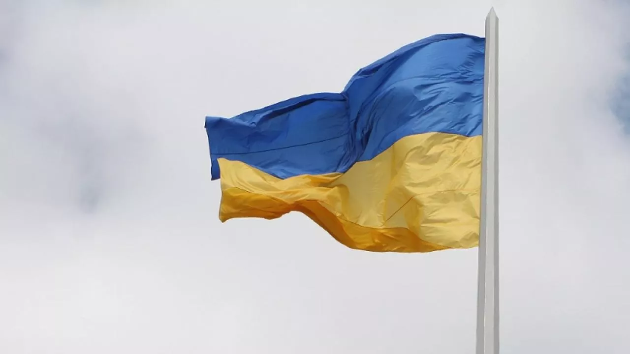 украинский флаг. день государственного флага украины. флаг украины 2022. государственный флаг украины. флагшток в краматорске.