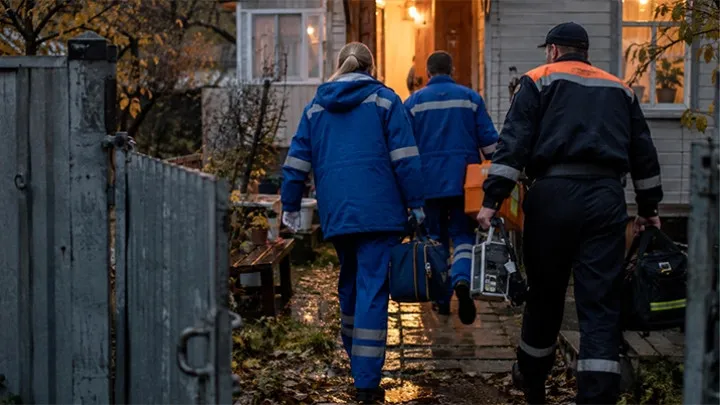 Странная болезнь без температуры косит людей. На улицах срывают плакаты с героем России. Семья умерла, поев колбасы. Что случилось?
