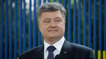 Бывшего президента Украины Петра Порошенко облили зелёнкой — видео 