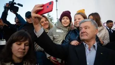 Порошенко выступил на митинге в аэропорте "Жуляны"