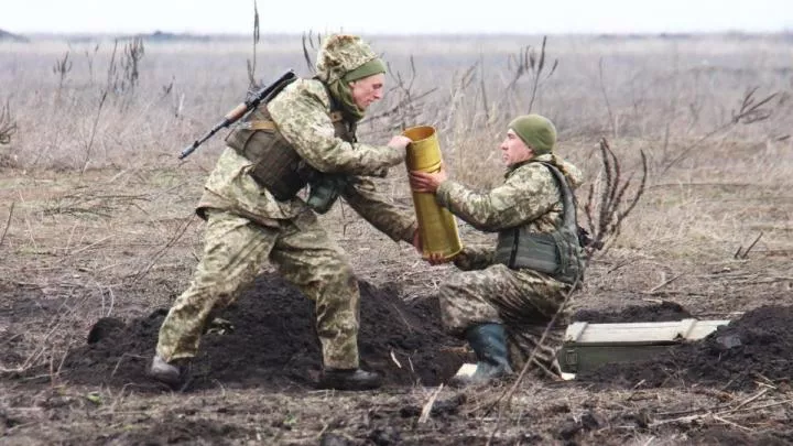 Боевик ВСУ сломал ногу при разгрузке ящиков с минами