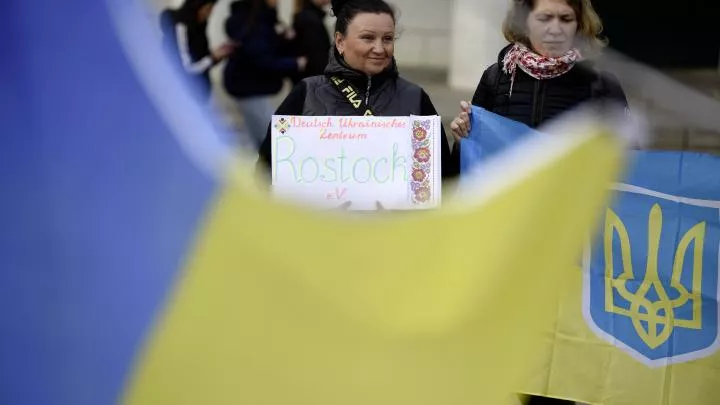 Киевские власти призвали украинцев не возвращаться из-за границы домой
