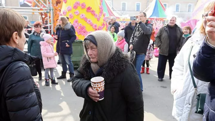 В Одессе бездомную старушку выбросили в мусорный бак