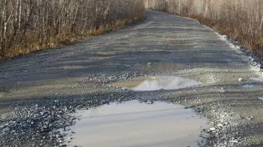 Водовоз ушёл под асфальт на одной из «капитально» отремонтированных улиц Луганска — фото