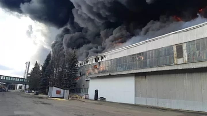 В Шахтерске загорелись 12 цистерн с топливом, горит кровля станции   