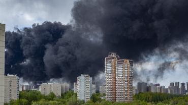 В результате обстрела ВСУ загорелась пятиэтажка в центре Шебекино