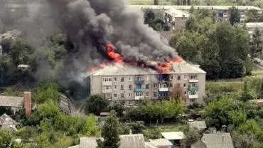 Жители 32 квартир остались без крыши — в ЛНР произошёл масштабный пожар в жилом доме