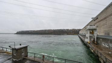 Дамбу Каховской ГЭС разрушают не только удары ВСУ, но и вода – эксперт