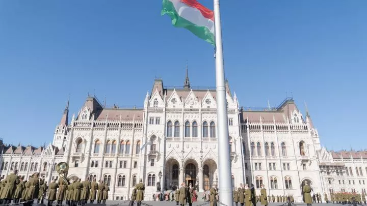 В Венгрии призвали ЕС начать диалог с Россией по снятию санкций