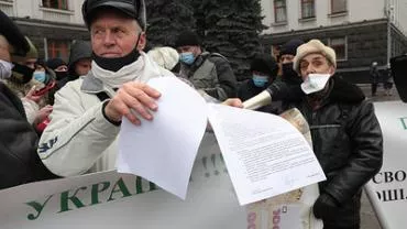 Сотни жителей Мариуполя вышли на митинг против высоких цен — видео