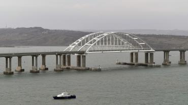 На Крымском мосту возобновили движение после недолгой остановки