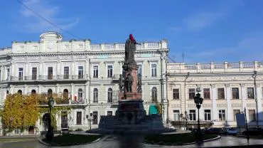 В Одессе готовят снос памятника Екатерине II – монумент обнесли забором