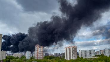 В Уфе разгорелся пожар на складе с горюче-смазочными материалами