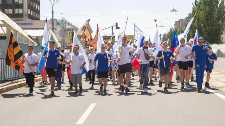 В Луганске состоялась русская пробежка ко Дню молодёжи