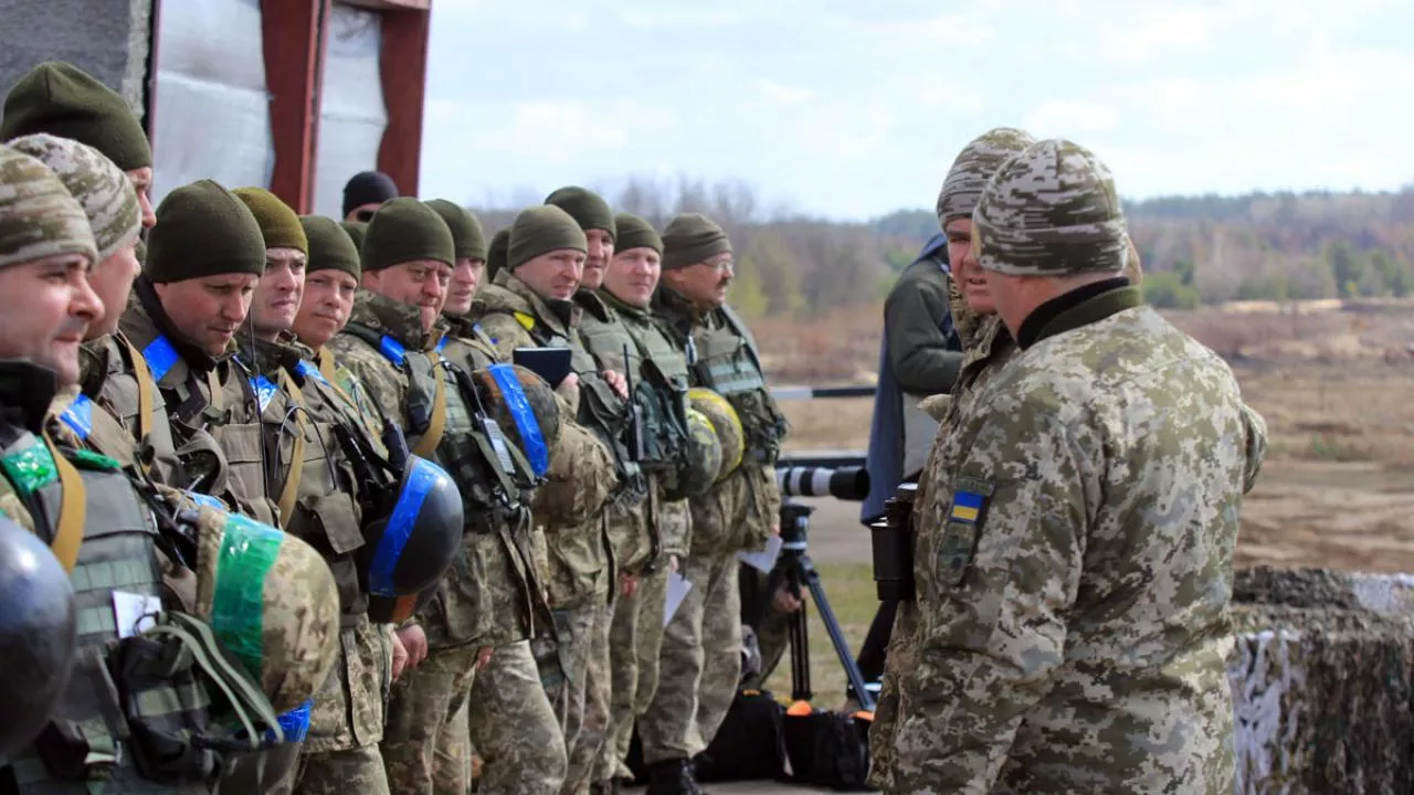 Украинские солдаты видео. Украинские военные с синими повязками. Синие повязки у военных. ВСУ Украины синие.