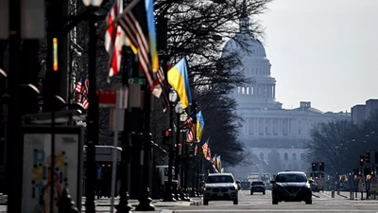 Сша киев. США отказались от Украины. Фото Америки сейчас. Флаг Украины и США. Украина 2013 год.