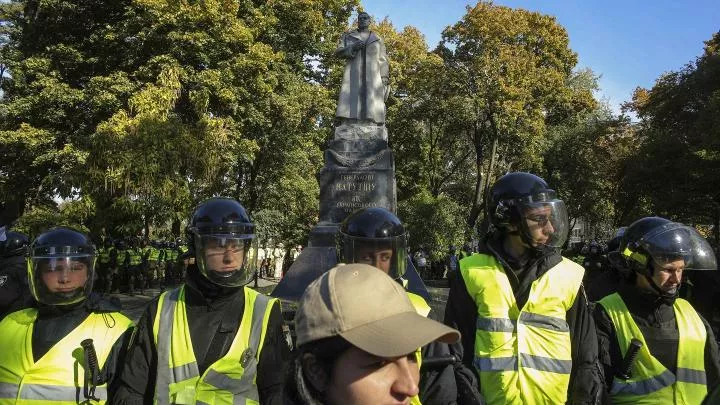 В Киеве снесут памятники Щорсу и Ватутину