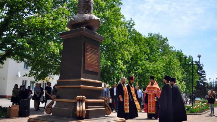 Свердловск луганской народной республики. Шахтерский сквер Свердловск ЛНР. Достопримечательности Свердловска ЛНР. Памятники Свердловск ЛНР. Шахтерский сквер в Свердловске Луганской.