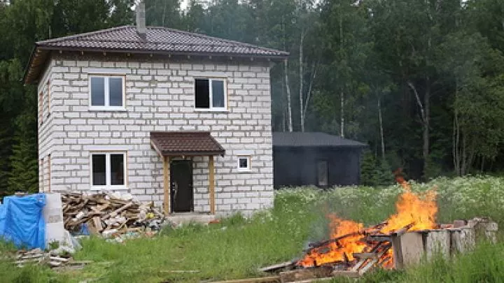 ВСУ нанесли удар по поселку в Курской области, есть разрушения