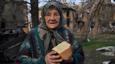 В украинском селе соседи не дали полиции "отжать" дом у одинокой женщины