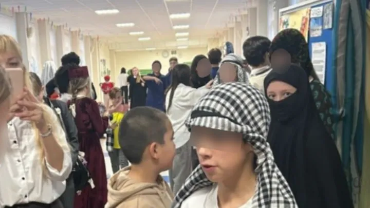 Ленинградские школьники нарядились в джихадистов: В таких одеждах убивали русских на Дубровке