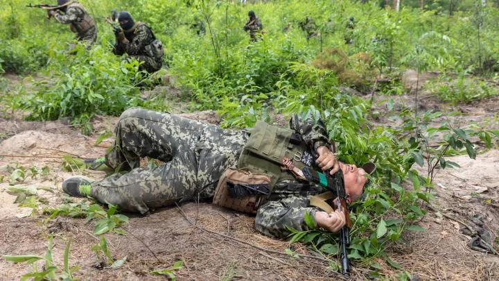 Будем допинывать противника до границ с Европой: Абхаз рассказал о ситуации на передовой