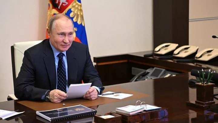 Путин призвал дипломатов добиваться от Запада юридических гарантий безопасности