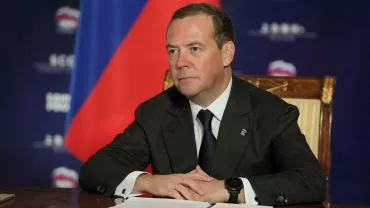 "Храните сбережения в рублях": Медведев прокомментировал падение евро на рынке