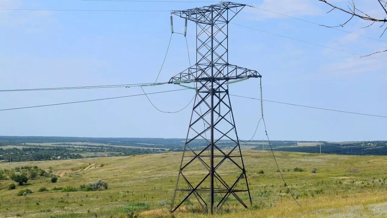 Лэп упала. Упавшая опора лэп. Опора линии электропередачи. Лэп упала. Разрушили опоры лэп.