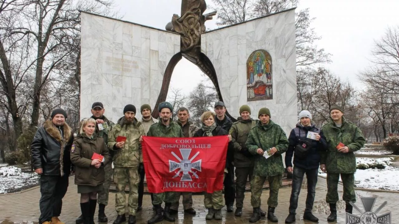 Вакансии добровольцев на донбасс. Союз добровольцев Донбасса Охременко Николай Анатольевич. Отряд Союз добровольцев Донбасса. Флаг Союз добровольцев Донбасса. СДД Союз добровольцев.