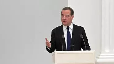 Медведев пообещал Европе газ по 2 тысячи евро из-за остановки сертификации СП-2