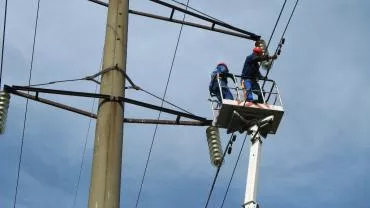 В прифронтовой посёлок ДНР вернулся свет после 30 дней тьмы — люди плачут от счастья