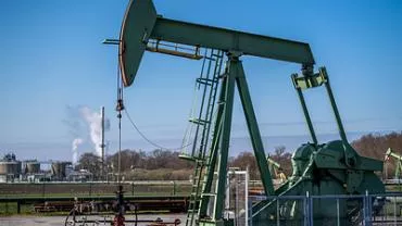 Совет стран ЕС согласовал решение о потолке цен на нефть из России