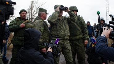 Главком сухопутными войсками ВСУ назвал захват Бахмута "делом чести"