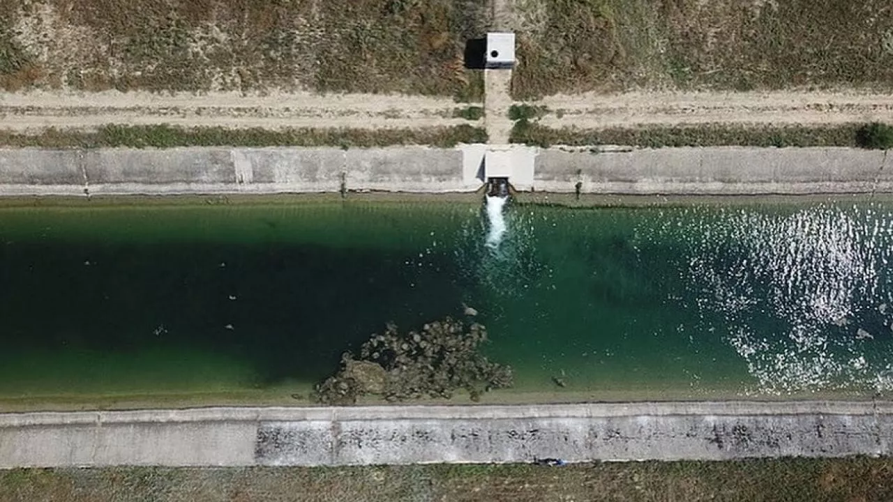 Крым дали воду. Северо Крымский канал 2022. Вода Крыма. Канал с водой. Водоснабжение Крыма.