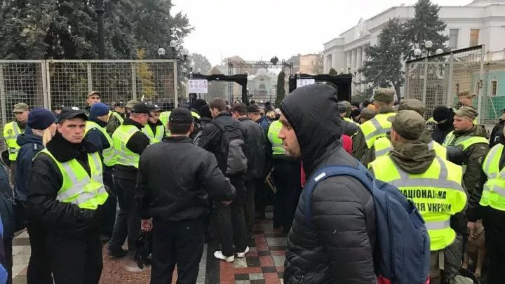 В Киеве сорвали билборды с заблокированными СМИ на фоне саммита с ЕС