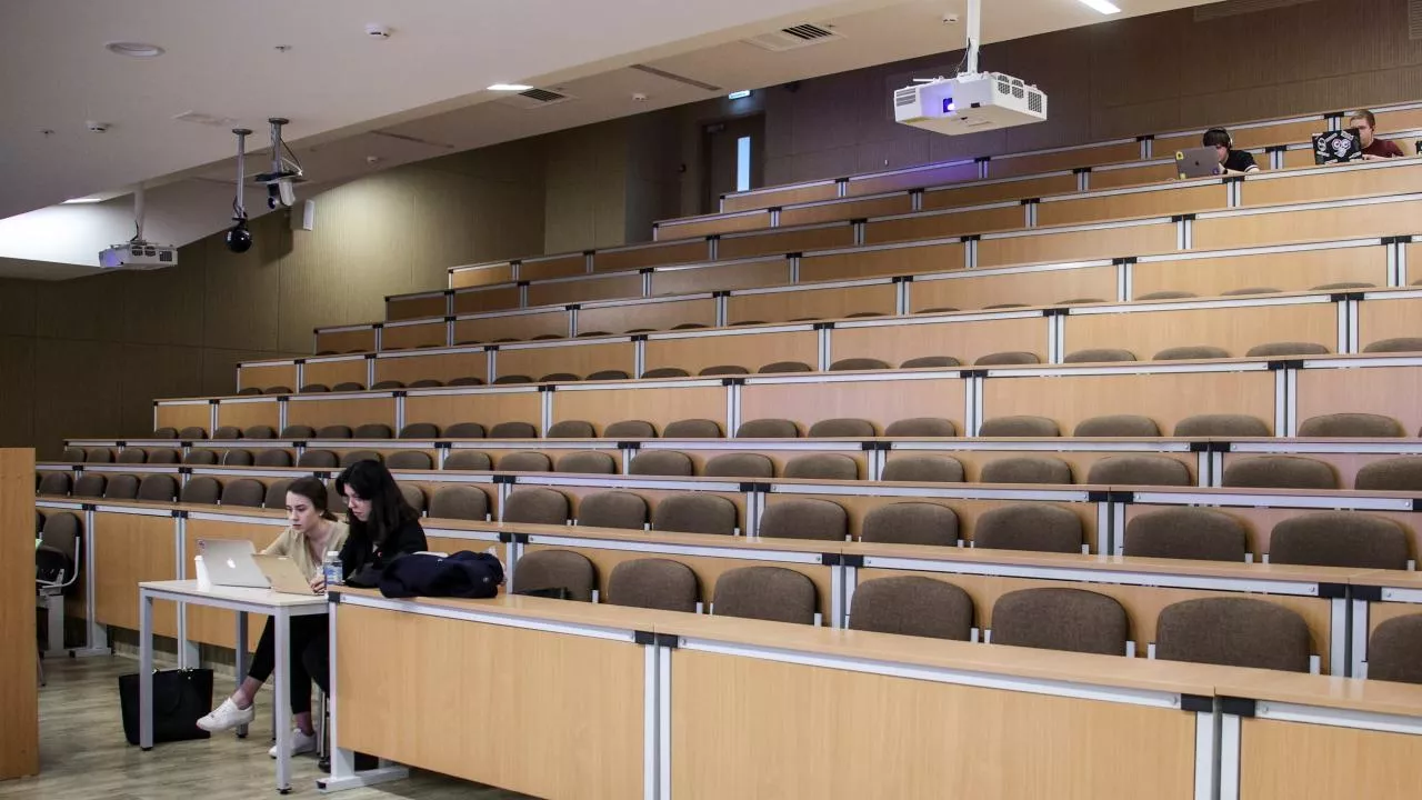 студенты массово ушли с лекции мизулиной